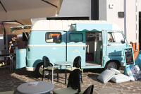 Allestimento out door coreografico curato da New Tess con "Fru Fru Van". evento 'Ritagliati l'estate su misura' (foto: © Vecchi & Di Nozzi)