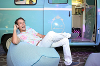 Lorenzo Galbiati su Sacco di Zanotta rivestita da New Tess con tessuti Brochier; evento 'Ritagliati l'estate su misura' (foto: © Vecchi & Di Nozzi)