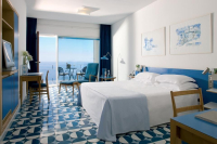 Una stanza dell'hotel, con vista sul Golfo di Sorrento