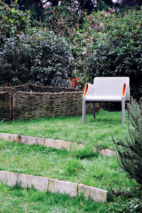 Poltroncina Magic Hole, Philippe Starck e Eugeni Quitllet, Kartell, 2010