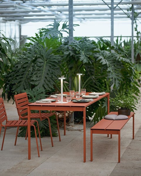 Be easy slatted di Kristalia, design Bluezone.