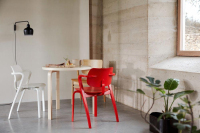Aslak Chair di Artek, design Ilmari Tapiovaara.