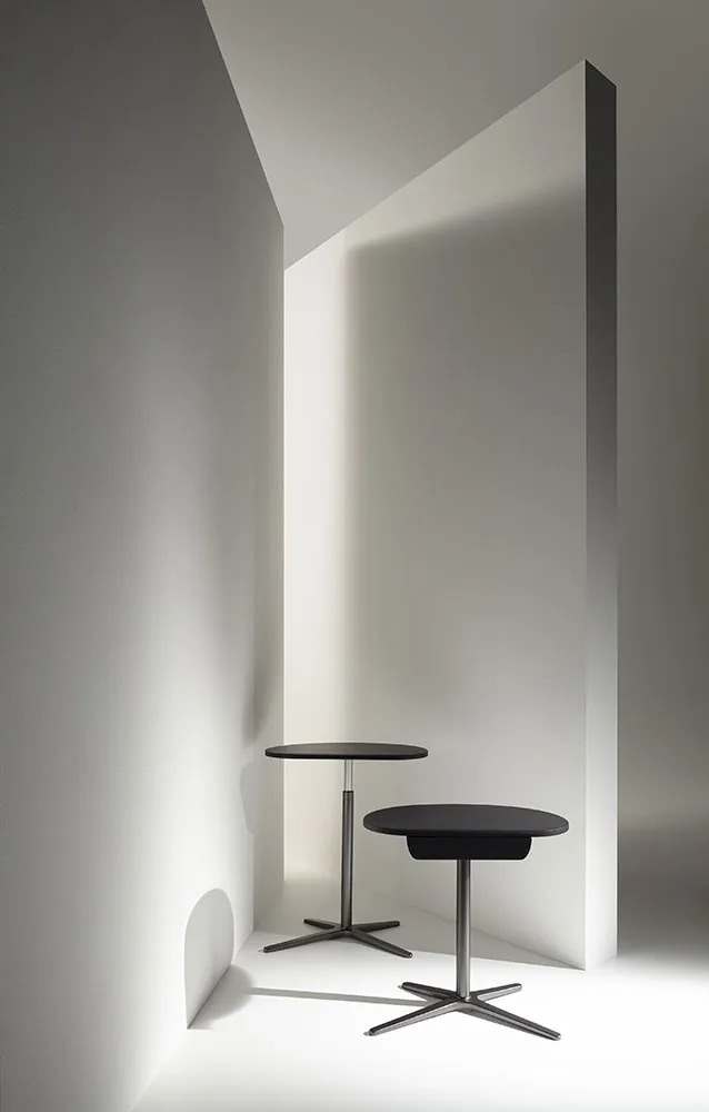 Tavolini Sir Vito di B&B Italia, design Studio Kairos Tavolini Sir Vito di B&B Italia, design Studio Kairos
