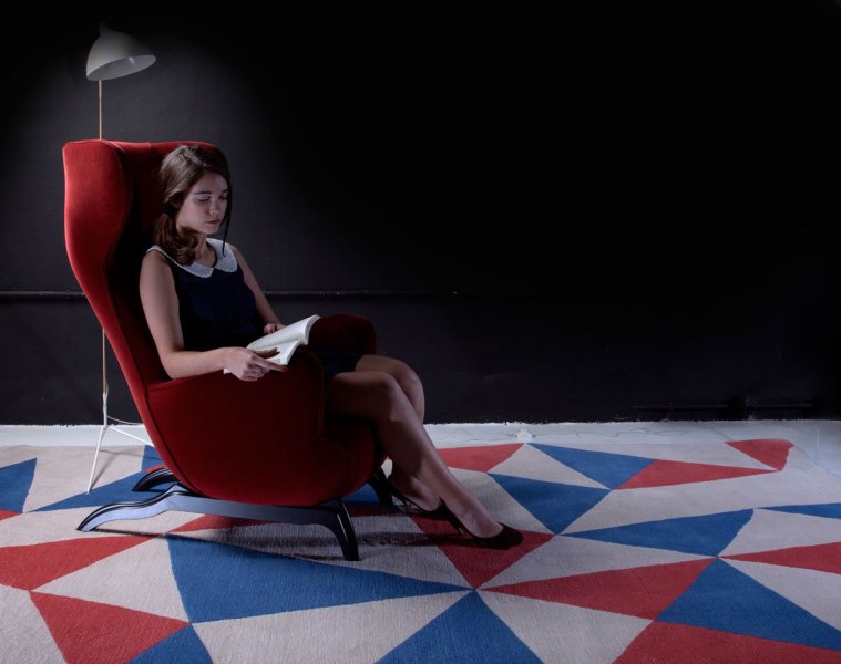 Arlecchino-rug_design-DonataParuccini_for-NODUS_photo-©SaraMagni_sitting-closeup