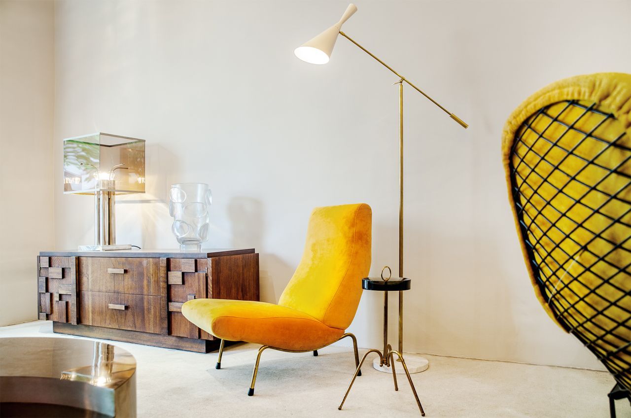 Modernariato di classe con decise note di colore: la poltrona di Erberto Carboni, prodotta da Arflex, e la lampada per lettura, due classici degli anni Cinquanta.