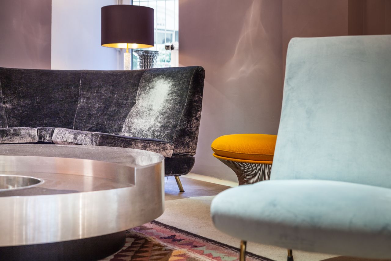 Nuovi colori e tessuti restituiscono la modernità agli imbottiti del secolo passato.