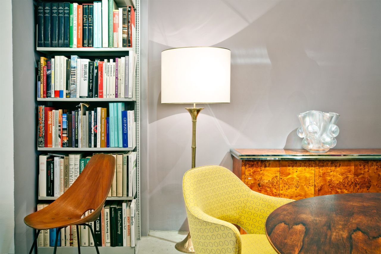 Scorci all’interno della galleria con mobili e oggetti del Mid Century design.