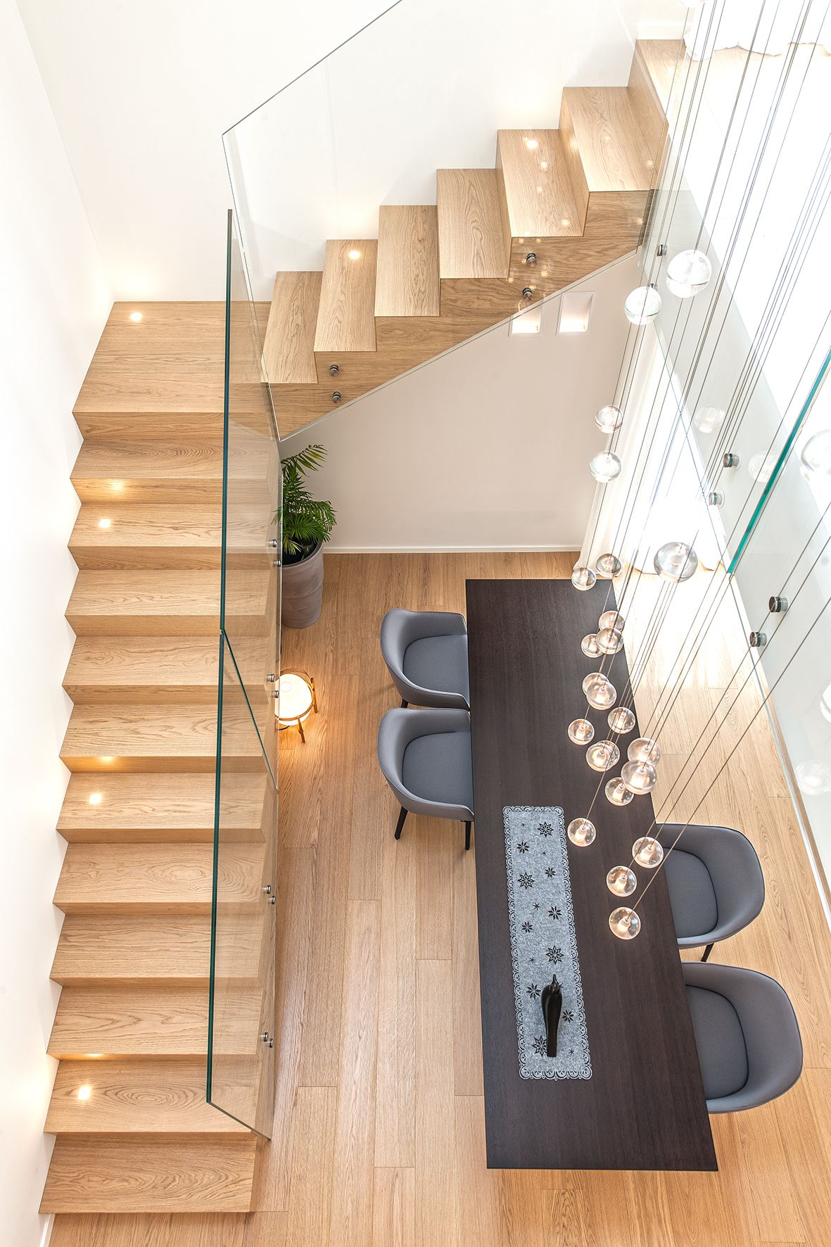 03-apartment-refurbishment-studio-120-dining-room-stairs-piacenza