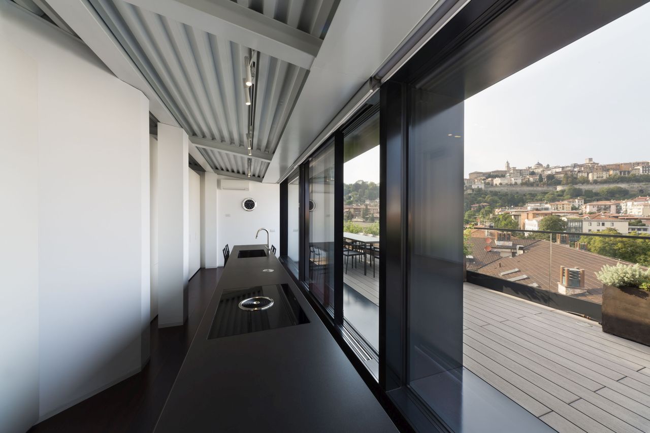 06-penthouse-refurbishment-interni-terrace-kitchen-interior-bergamo