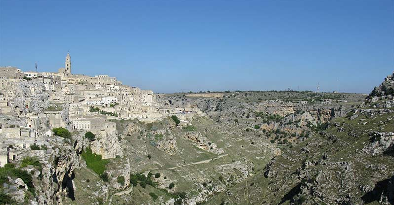 Abbarbicata sulle rocce in cui sono scolpite le grotte, Matera è diventata il primo sito italiano “Patrimonio Mondiale dell’Umanità”.