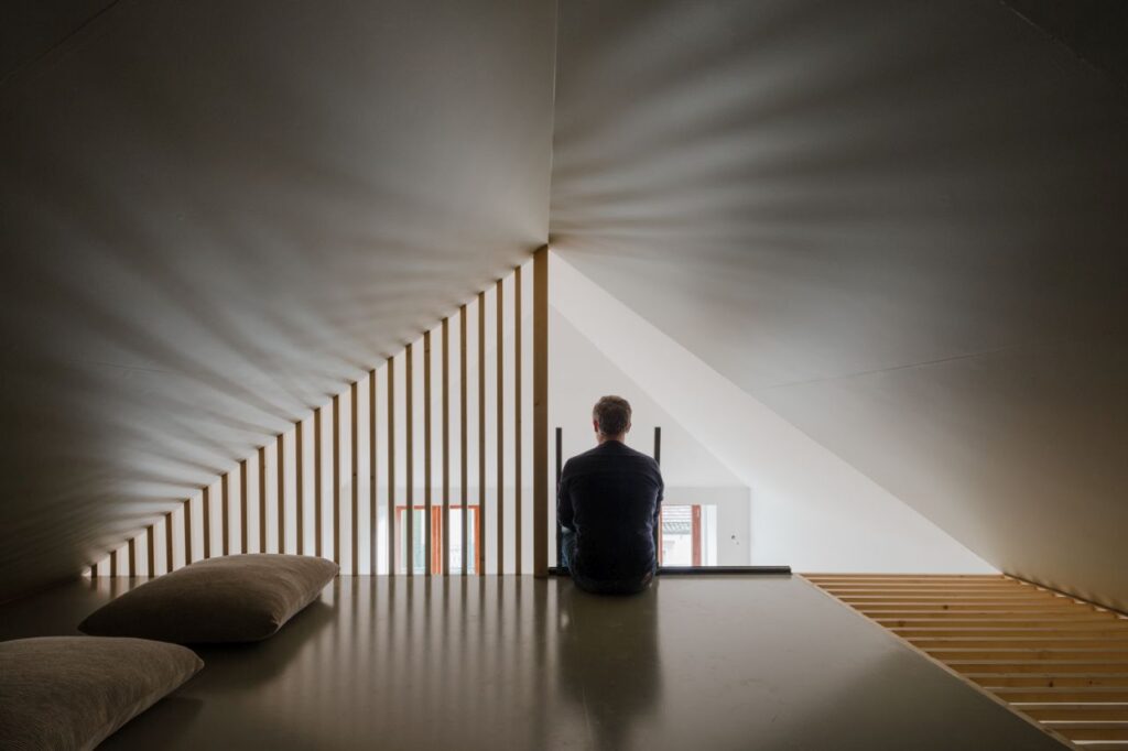 05-best-s-apartment-refurbishment-urbatudios-porto La Green house: la casa vacanze di 36 mq a Porto