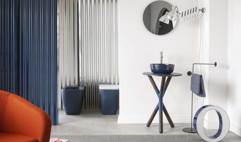 Reinterpreta le classiche consolle da bagno, si mette sulle punte per occupare poco spazio e aggiunge, in una danza ricercata, un guizzo glamour alla scena.