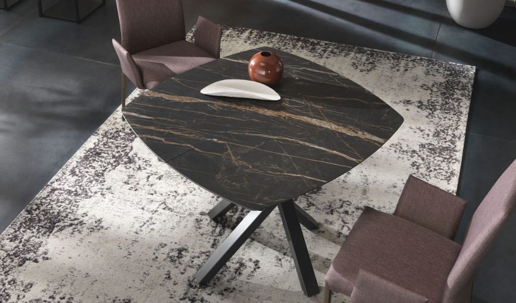 Meglio un tavolo quadrato o rotondo, rettangolare o ovale? Meglio a botte, ovvero nell’inedita forma brevettata da Riflessi, che coniuga estetica e funzionalità con uno stile unico.