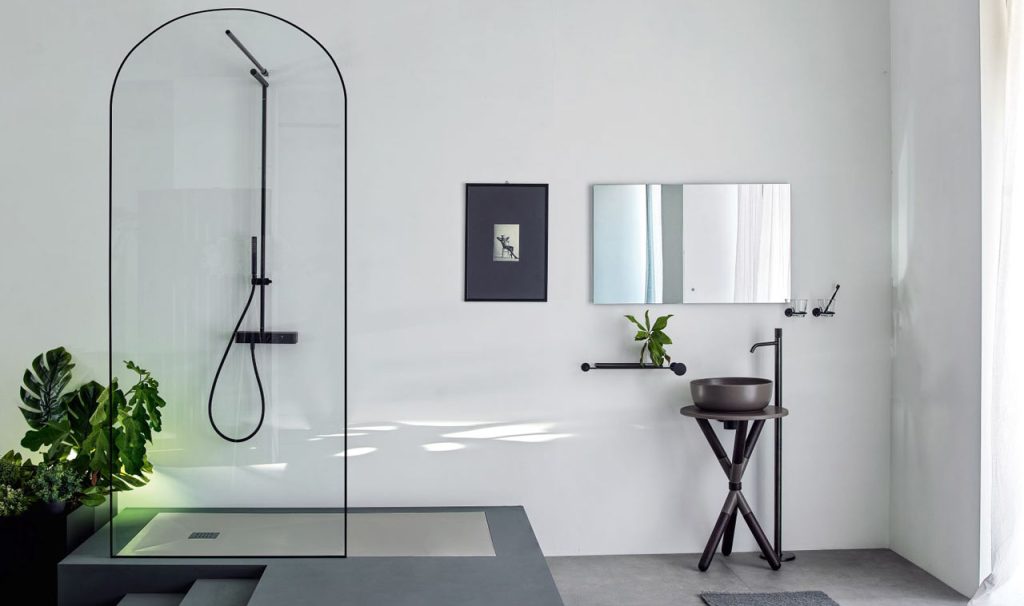 Non un semplice piatto doccia a filo pavimento, ma un vero inno alla versatilità su misura. Un materiale (il gres) resistente, pratico e sostenibile, quattro colori, tantissime misure standard e, in più, un su misura al millimetro.