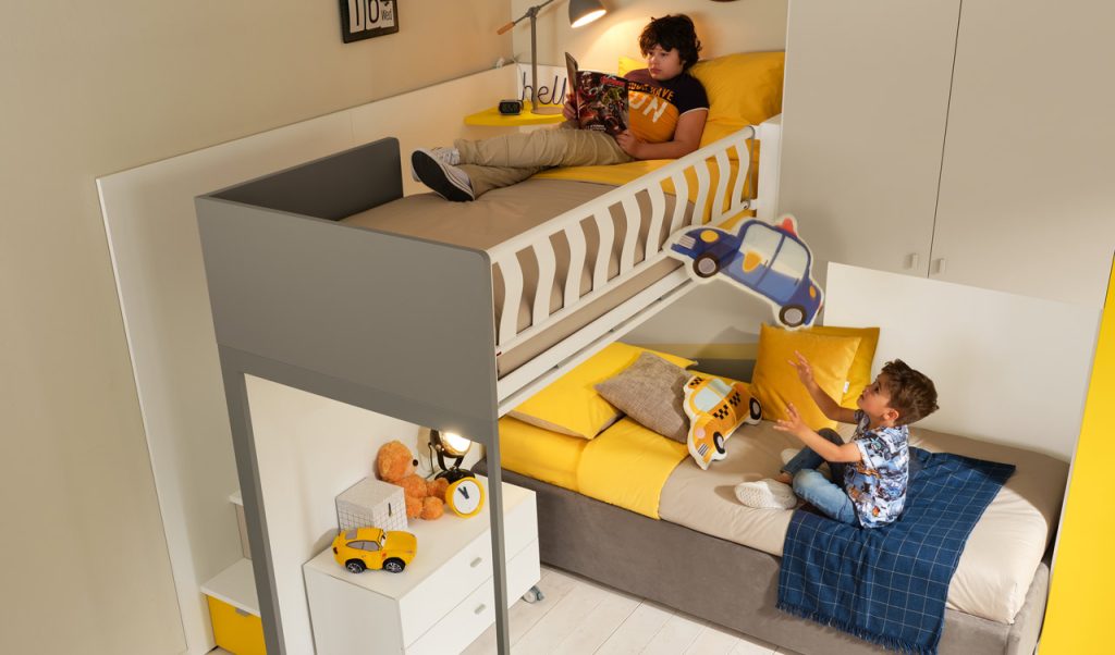 Quando lo spazio nella cameretta è poco e deve essere condiviso tra due o più fratelli, letti a castello e soppalchi diventano la soluzione ideale: perché permettono di organizzare ogni centimetro alla perfezione creando, anche in pochi mq, zone separate e personalizzate.