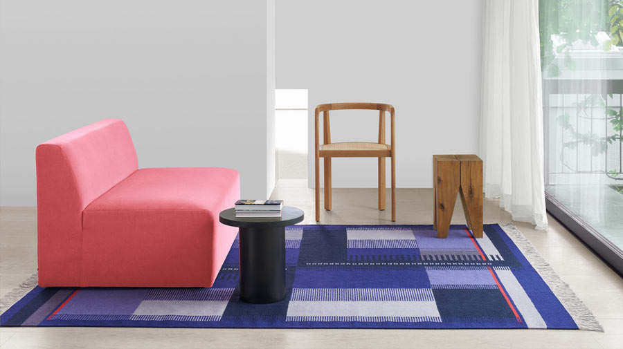 Essenziale e a tinte block: ecco un salotto glamour