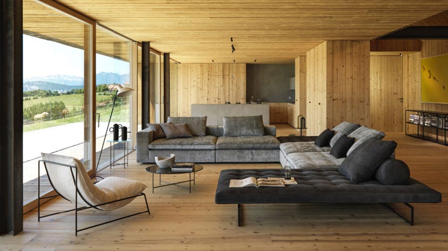 Grigio e legno, così il salotto è uno chalet urbano