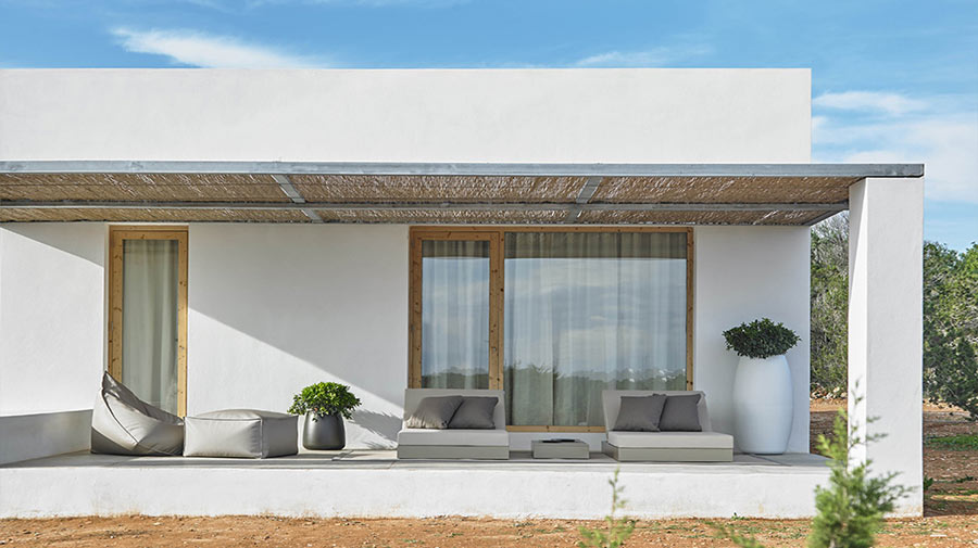 The outdoor sitting area goes for metropolitan style