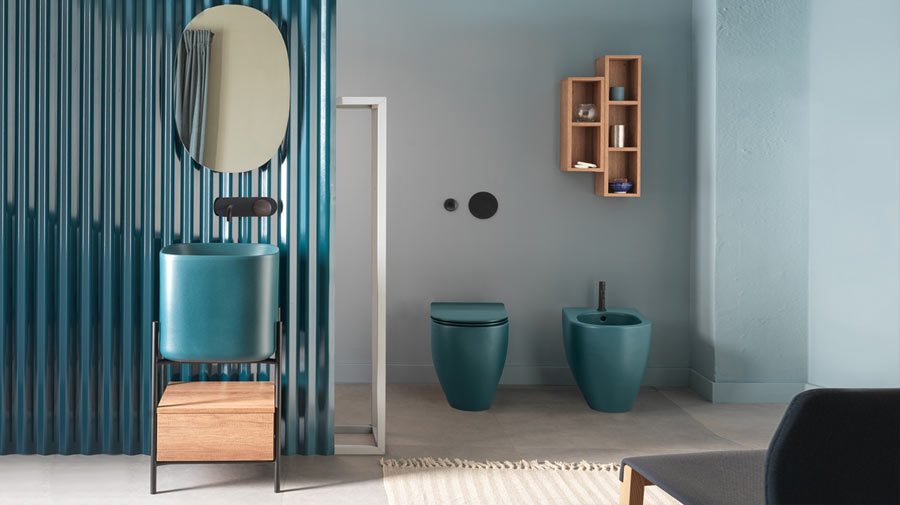 Unexpected touches of blue in a trendy bathroom