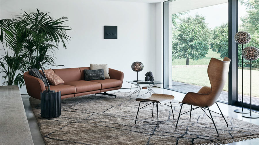 La poltrona in legno è il pezzo contemporaneo del salotto