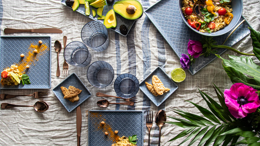 The fresh and informal table instantly feels like summer