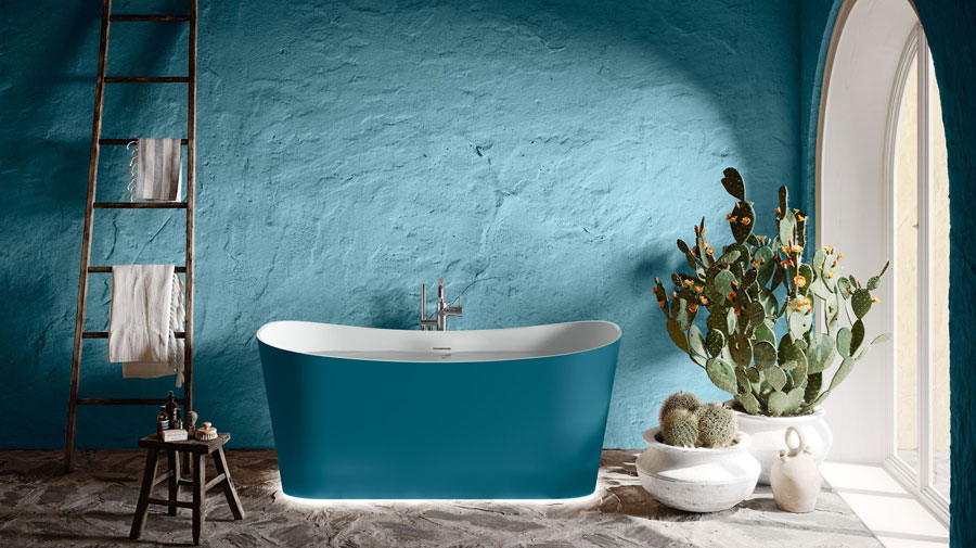 La vasca blu per un bagno di benessere