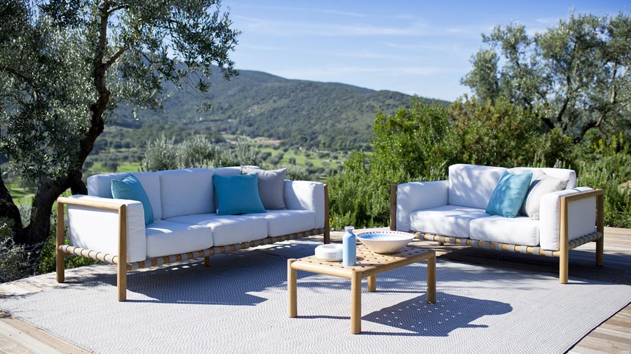 Pevero by Unopiù, the enveloping and rigorous outdoor living room