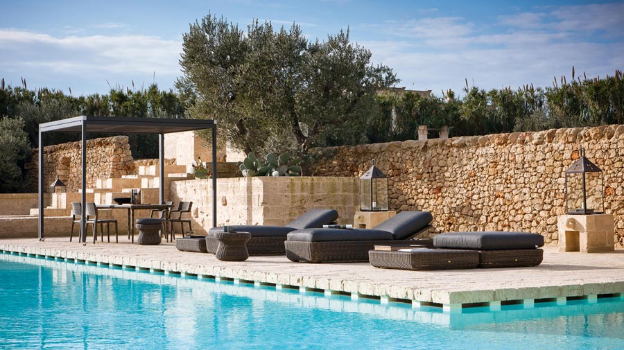 Un’isola di relax a bordo piscina