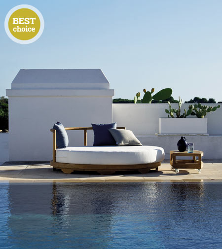 The perfect furniture for relaxing poolside