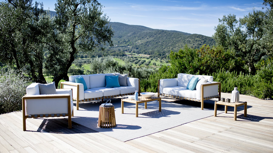 The outdoor lounge chooses the timeless look of teak