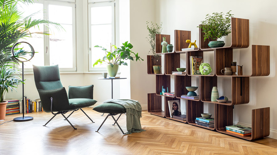 An extra-large bookcase+ a lounge armchair: the perfect reading corner