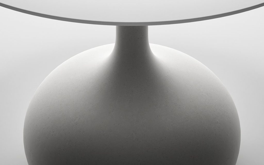 Un calice rovesciato, un ossimoro stilistico, un tavolo tondo nella sua più classica accezione, eppure innovativo, contemporaneo, di carattere. E con la forza - in più - del nuovo materiale.