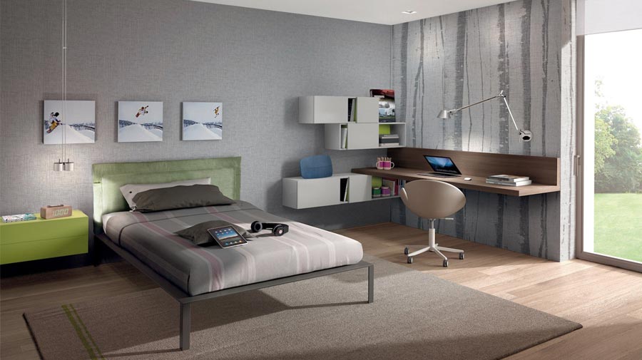 In this kid’s room, a study area made from a shelf