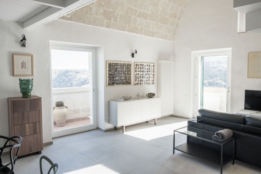 A studio in the Sassi di Matera: a successful contrast between modern and antique