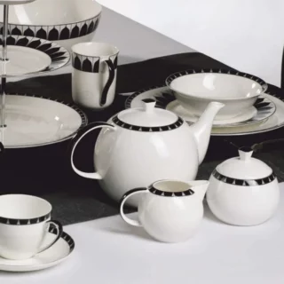 piatti da tavola bianchi e colorati