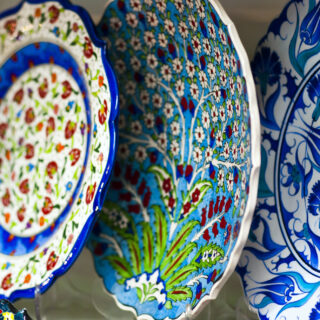 PIATTI COLORATI: MAIOLICHE