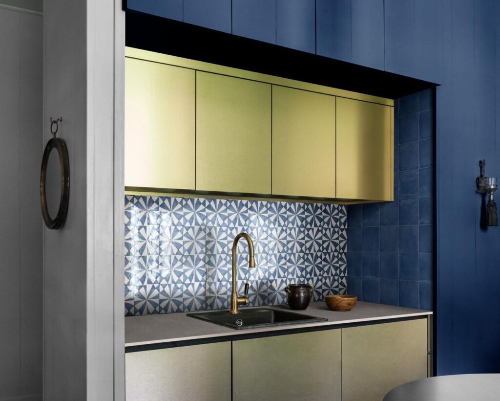 Due superfici diverse in un'unica collezione che omaggia la manualità della tradizione ceramista: Memoria di Marazzi Ceramiche è uno dei rivestimenti più belli presentati quest’anno.