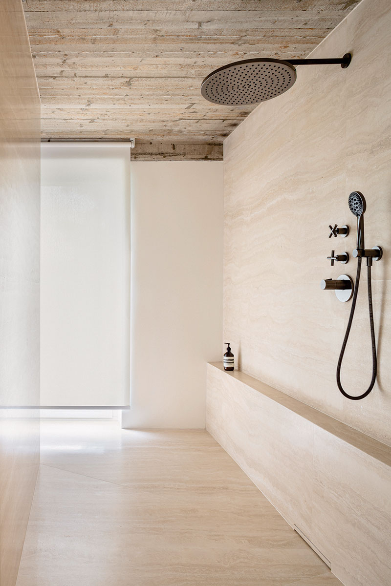 Brutalismo con un tocco francese: bagno con rubinetteria Dornbracht nuova vita per la casa progettata dall’architetto Ernst Gisel a Erlenbach, vicino a Zurigo.