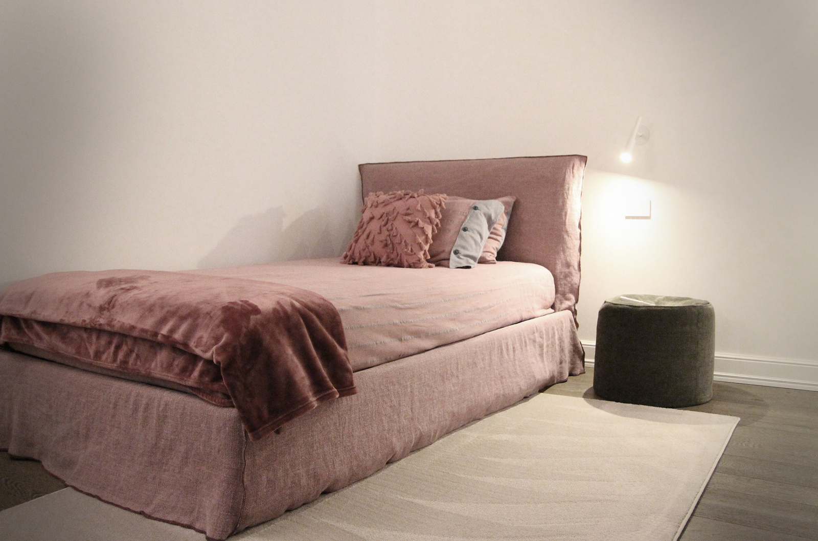 Villa con giardino a La Spezia: Letto singolo della collezione Ghost di Gervasoni