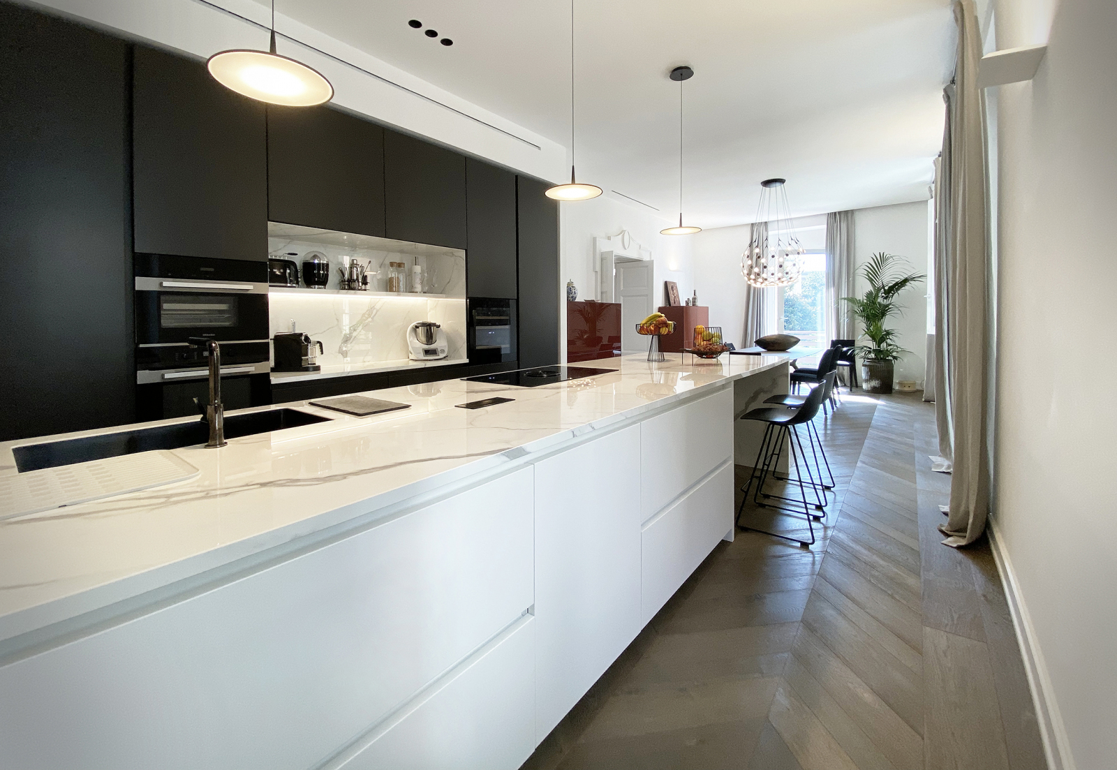 Villa con giardino a La Spezia: Cucina laccata opaca di Arrital